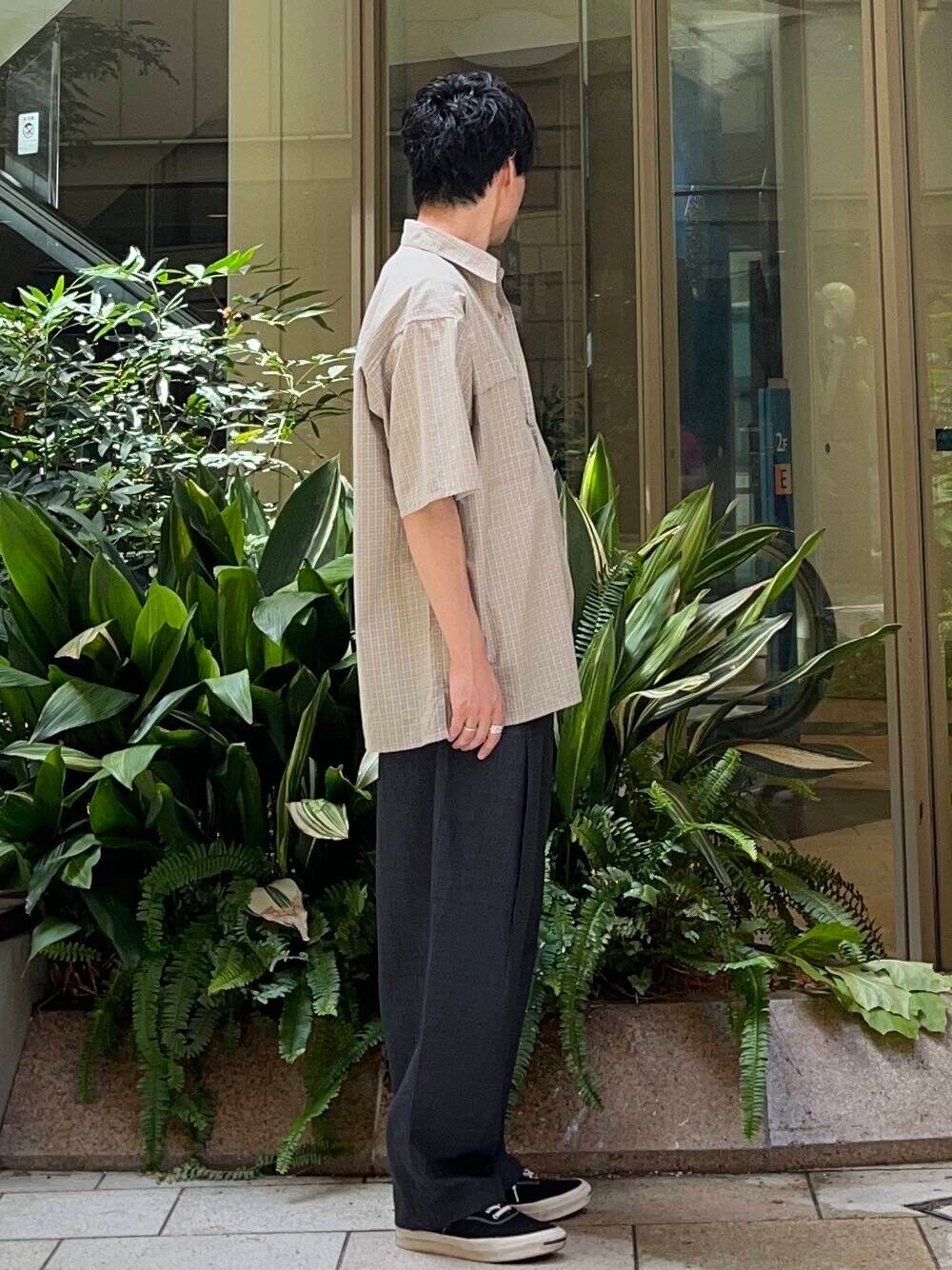 ベージュ系のシャツ/ブラウスを着用したメンズの夏コーディネートの2枚目の写真