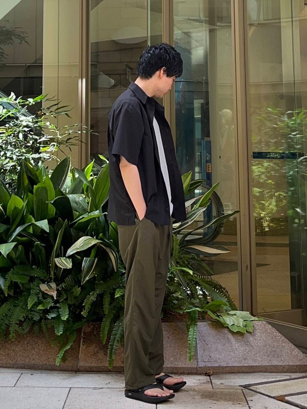 グリーン系のその他パンツ、ブラック系のサンダル、ブラック系のシャツ/ブラウスを着用したメンズの夏コーディネートの2枚目の写真