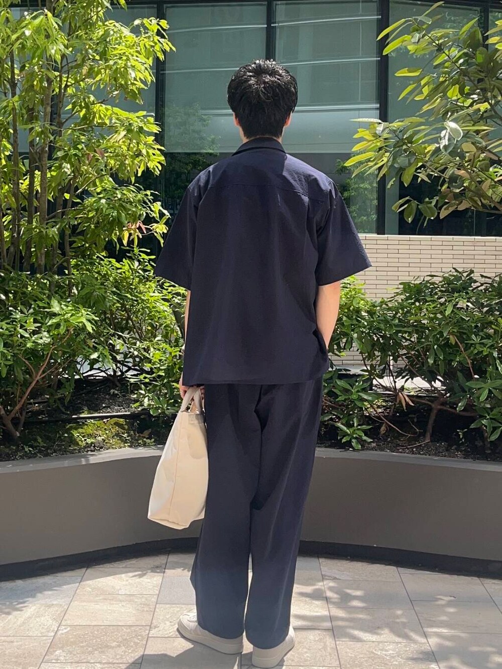 ホワイト系のスニーカー、ブルー系のその他パンツ、ブルー系のシャツ/ブラウスを着用したメンズの春コーディネートの3枚目の写真