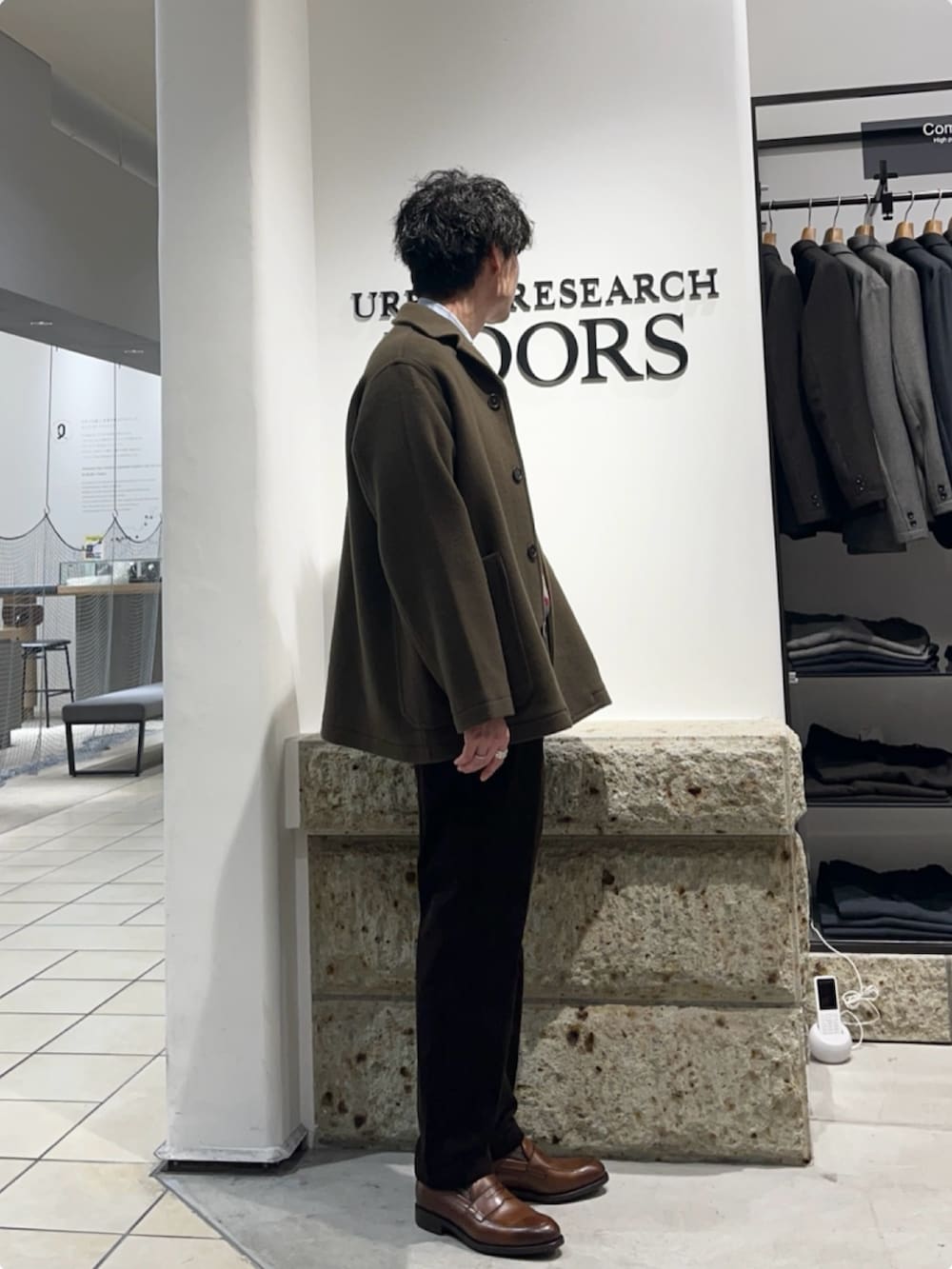 グリーン系のテーラードジャケット、ブラウン系のその他パンツ、ブラウン系のドレスシューズを着用したメンズの冬コーディネートの2枚目の写真