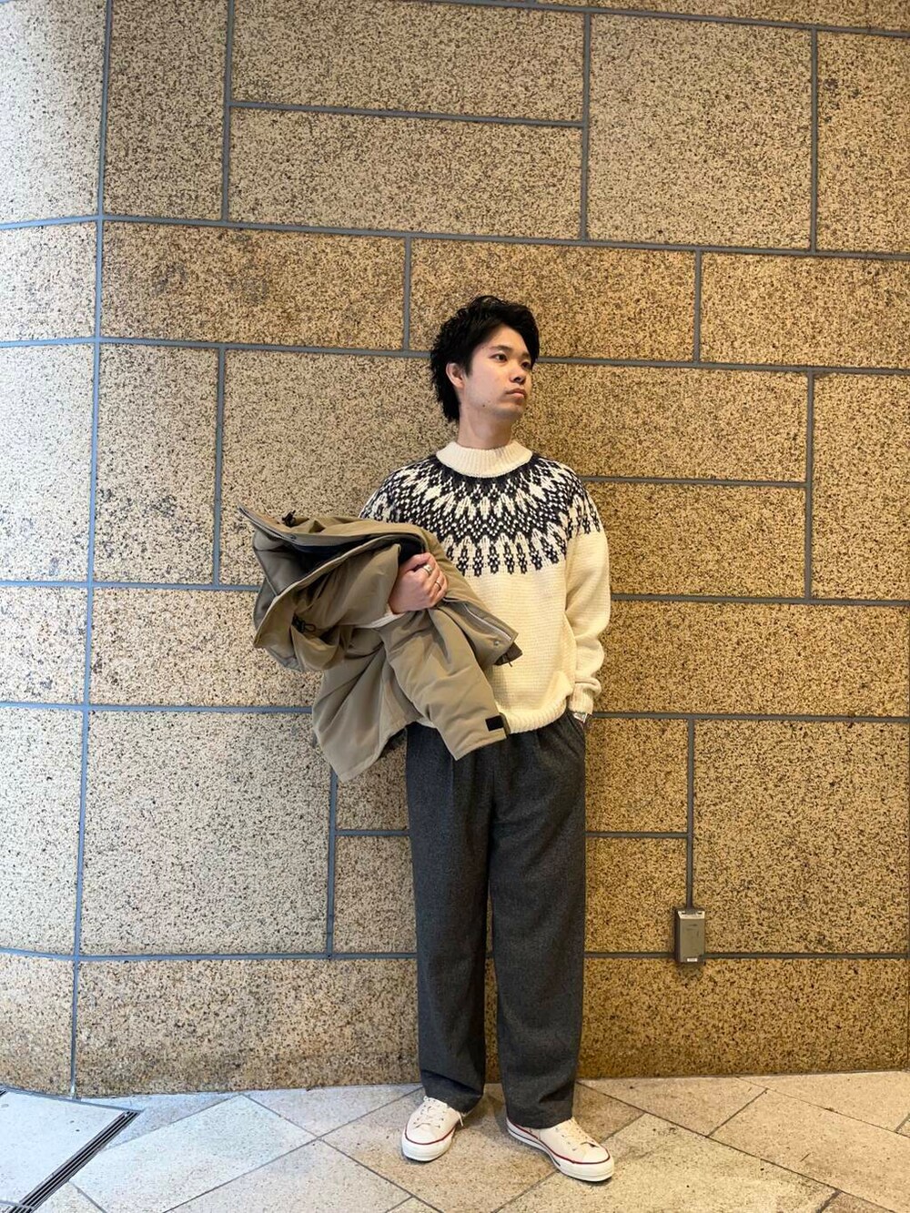 ホワイト系のスニーカー、ホワイト系のニット/セーター、グレー系のその他パンツを着用したメンズの冬コーディネートの4枚目の写真