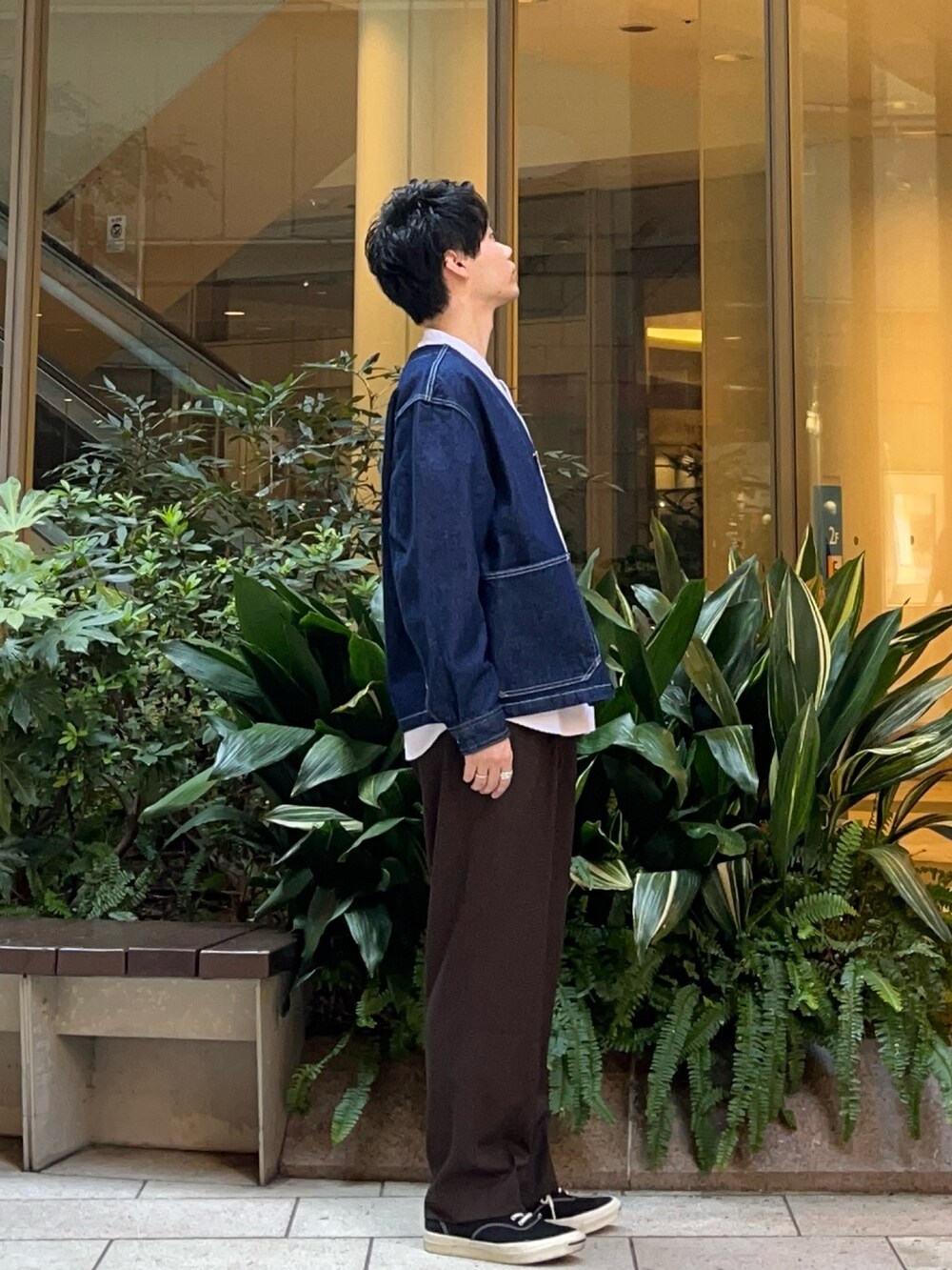 ブルー系のデニムジャケット、ホワイト系のシャツ/ブラウス、ブラウン系のその他パンツを着用したメンズの秋コーディネートの2枚目の写真