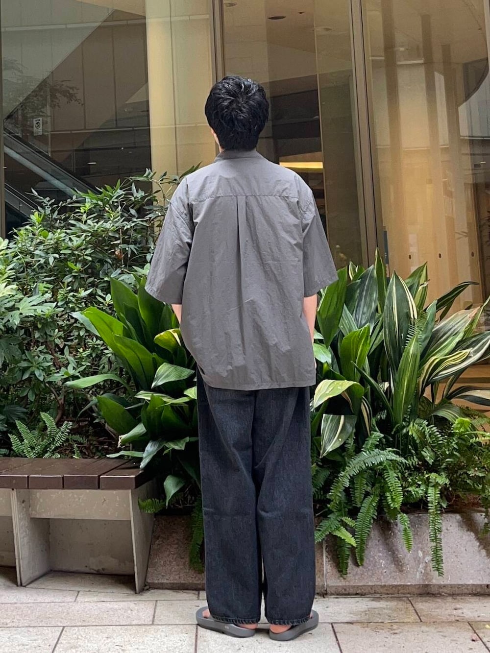 グレー系のサンダル、ブラック系のデニムパンツ、グレー系のシャツ/ブラウスを着用したメンズの夏コーディネートの3枚目の写真