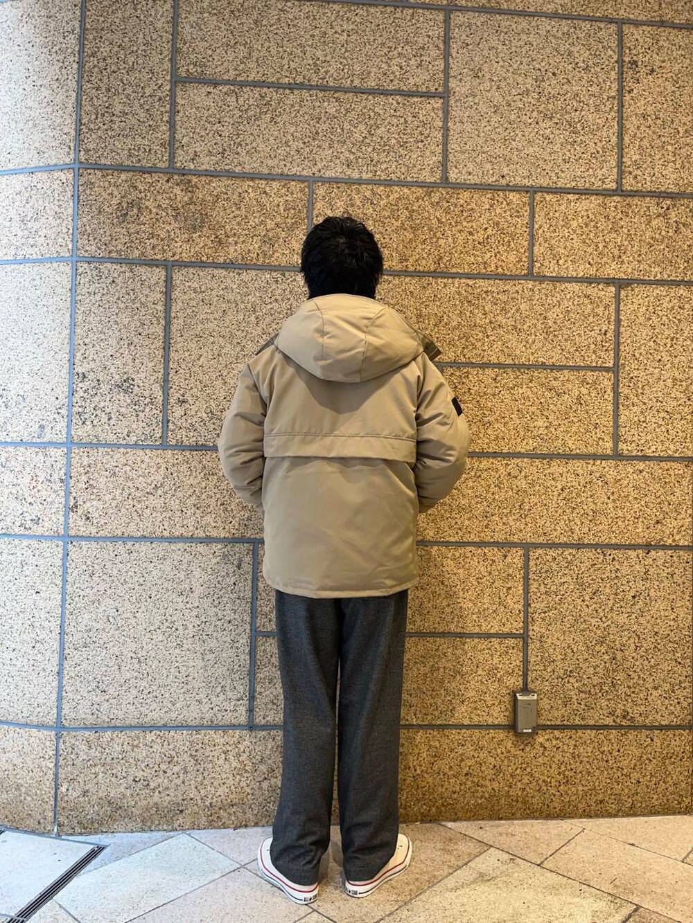 ホワイト系のスニーカー、ホワイト系のニット/セーター、グレー系のその他パンツを着用したメンズの冬コーディネートの3枚目の写真