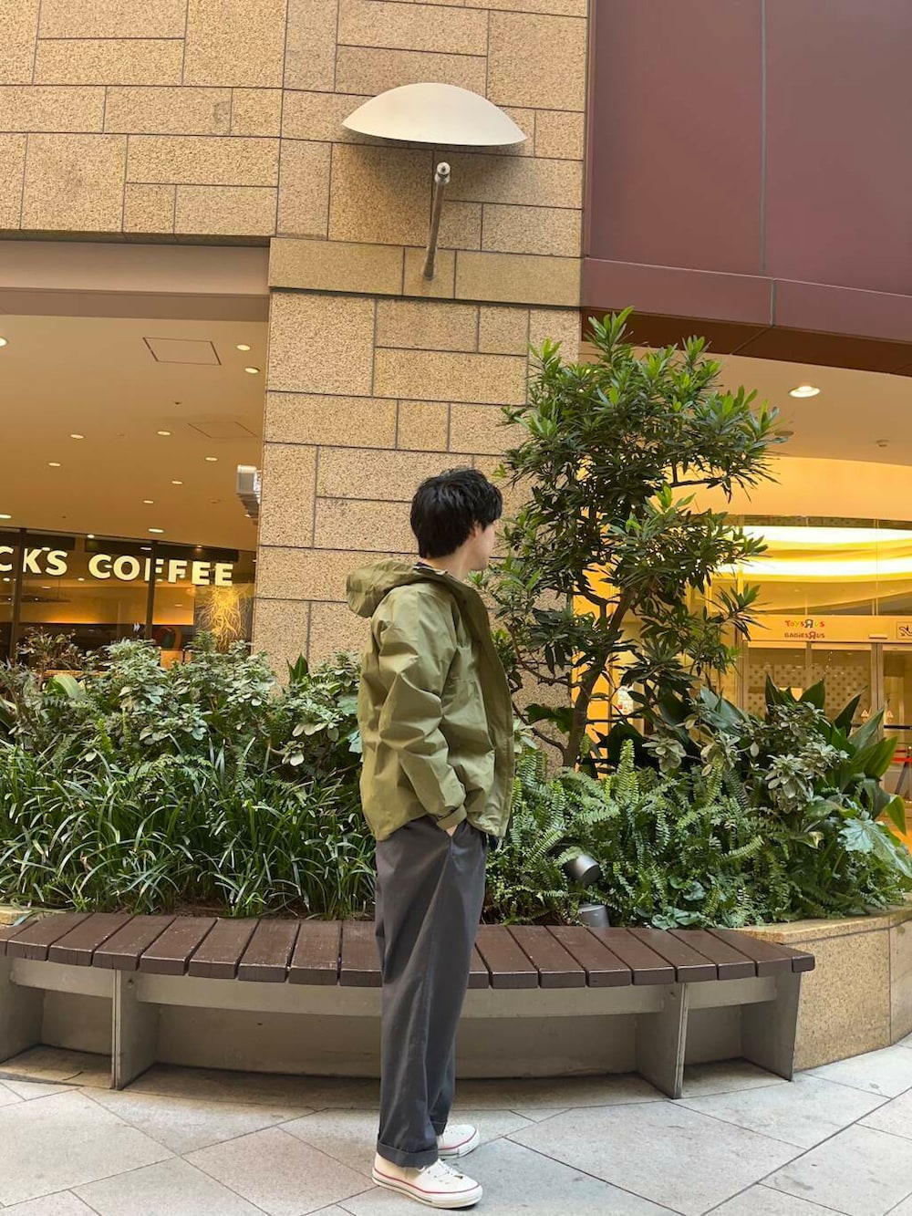 ホワイト系のスニーカー、ブルー系のシャツ/ブラウス、グレー系のその他パンツを着用したメンズの春コーディネートの2枚目の写真