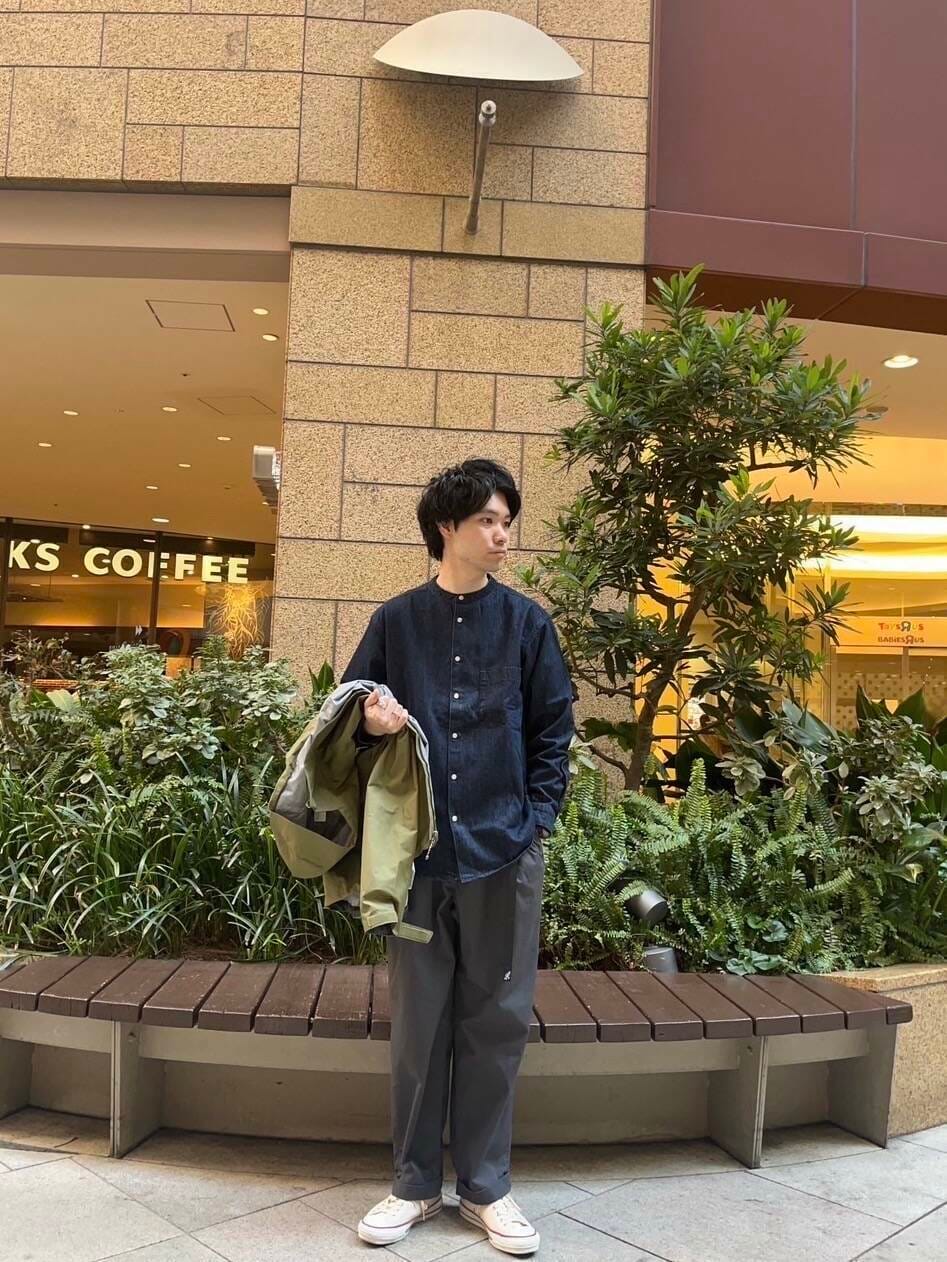 ホワイト系のスニーカー、ブルー系のシャツ/ブラウス、グレー系のその他パンツを着用したメンズの春コーディネートの4枚目の写真