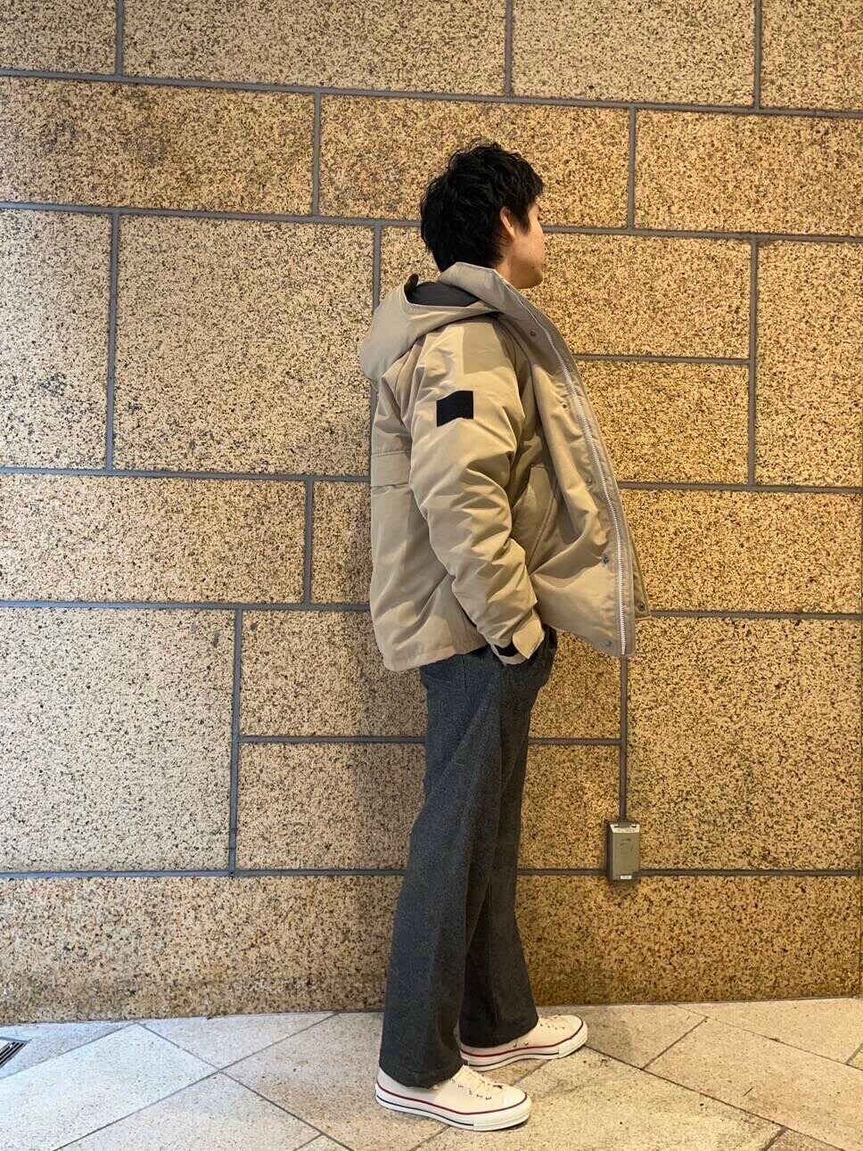 ホワイト系のスニーカー、ホワイト系のニット/セーター、グレー系のその他パンツを着用したメンズの冬コーディネートの2枚目の写真