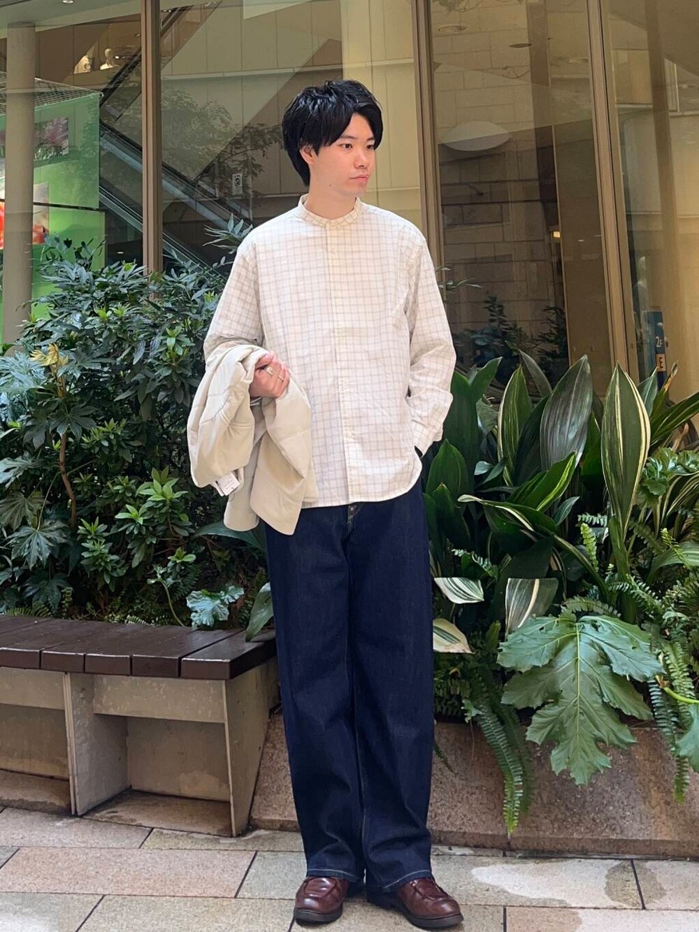 ブルー系のデニムパンツ、ホワイト系のシャツ/ブラウスを着用したメンズの春コーディネートの4枚目の写真