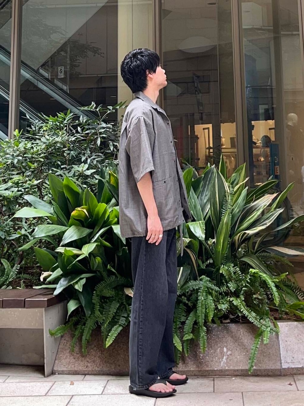 ブラック系のサンダル、ブラック系のデニムパンツ、グレー系のシャツ/ブラウスを着用したメンズの夏コーディネートの2枚目の写真