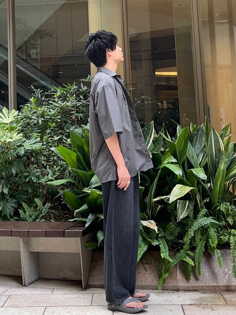 グレー系のサンダル、ブラック系のデニムパンツ、グレー系のシャツ/ブラウスを着用したメンズの夏コーディネートの2枚目の写真