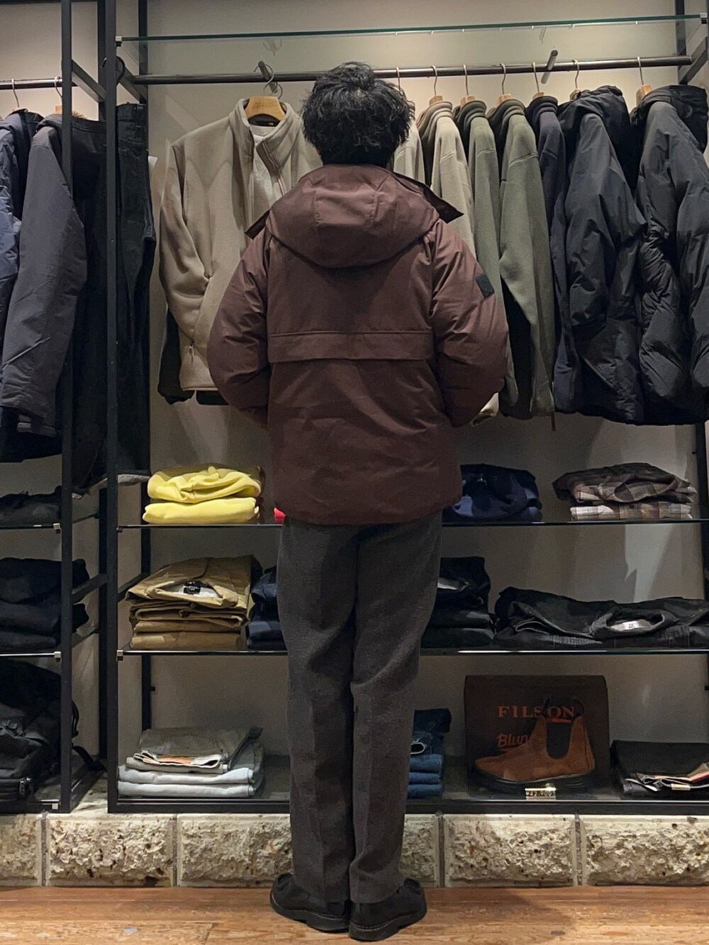 ブラウン系のその他アウター、グレー系のカーディガン/ボレロ、グレー系のその他パンツを着用したメンズの冬コーディネートの3枚目の写真