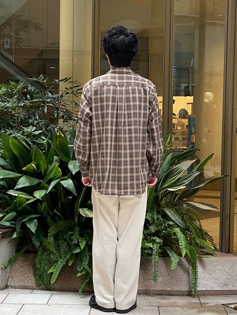 ブラック系のローファー、ベージュ系のシャツ/ブラウス、ホワイト系のパンツを着用したメンズの夏コーディネートの3枚目の写真