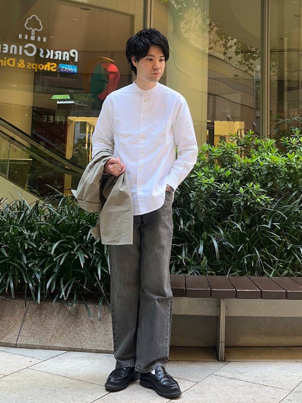 ブラック系のローファー、ホワイト系のシャツ/ブラウス、ブラック系のデニムパンツを着用したメンズの春コーディネートの4枚目の写真