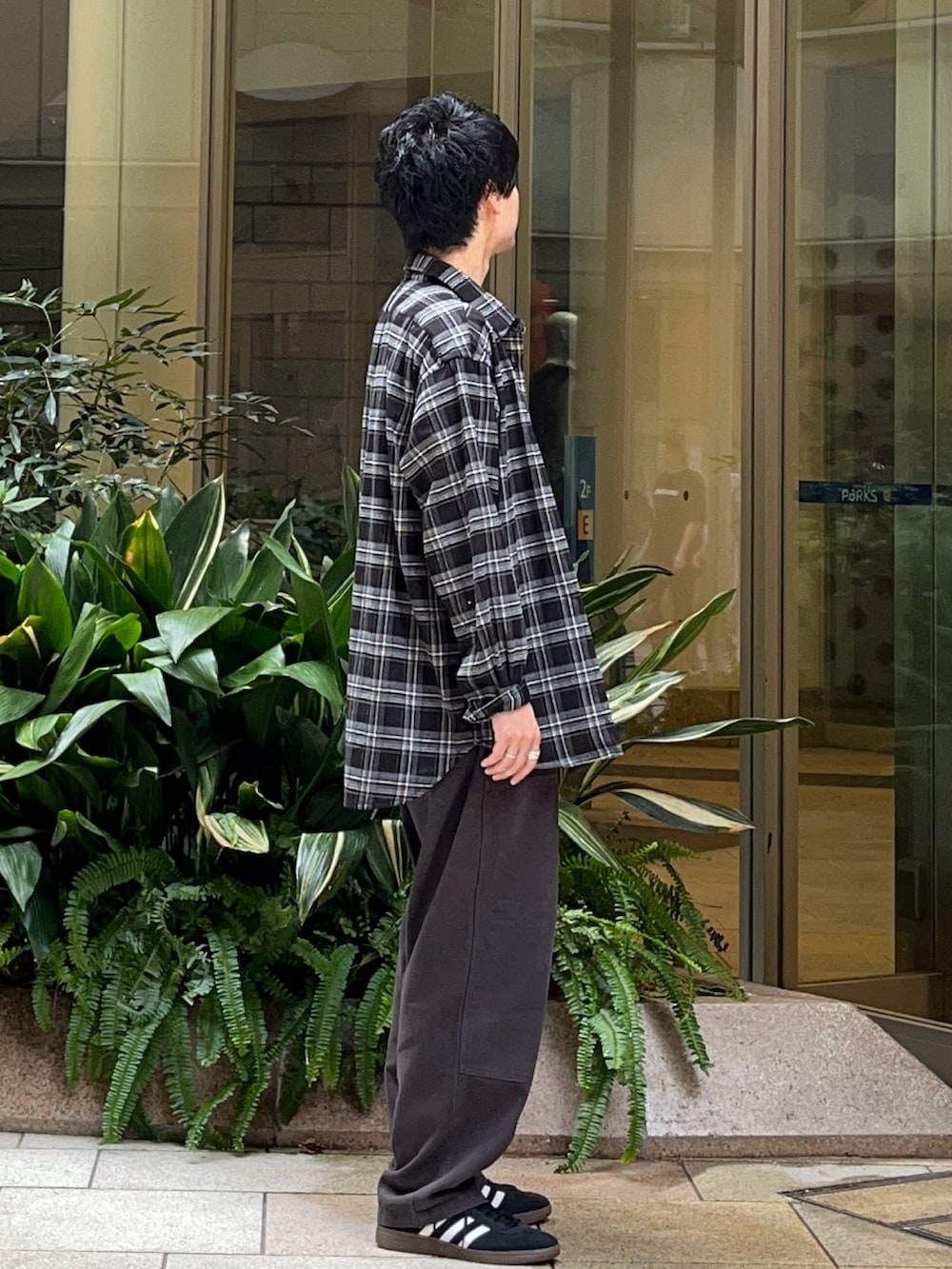 その他のシャツ/ブラウス、グレー系のその他パンツ、ブラック系のスニーカーを着用したメンズの秋コーディネートの2枚目の写真