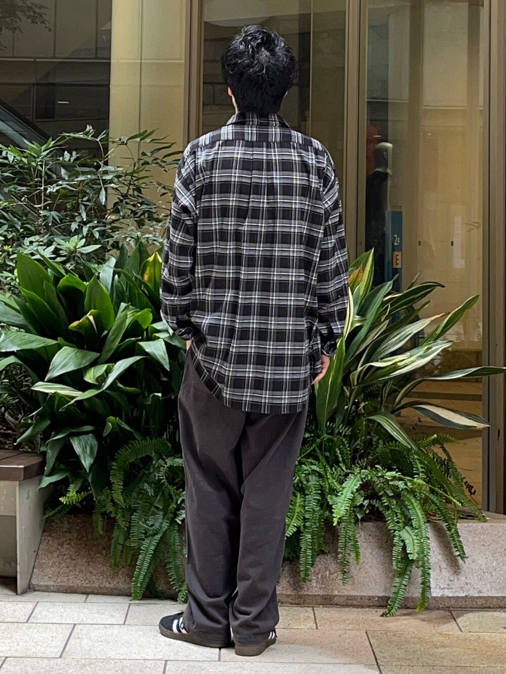 その他のシャツ/ブラウス、グレー系のその他パンツ、ブラック系のスニーカーを着用したメンズの秋コーディネートの3枚目の写真