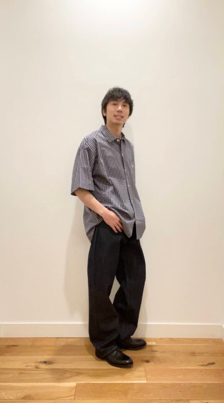 ブラック系のドレスシューズ、ブルー系のデニムパンツを着用したメンズの春コーディネートの2枚目の写真
