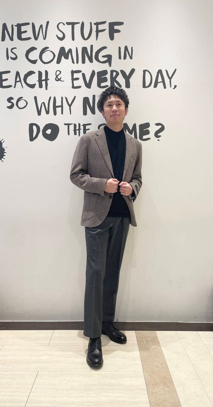 「高身長おススメアウター、私のイチ推しブランド、レザーシューズが主役のコーデ」｜「URBAN RESEARCH DOORSのLIFE STYLE TAILOR　マルチスペックプレーントゥ（ドレスシューズ、ブラック系）」を使った、多田　宗司さん（メンズ・172cm）の冬コーディネートの2枚目の写真