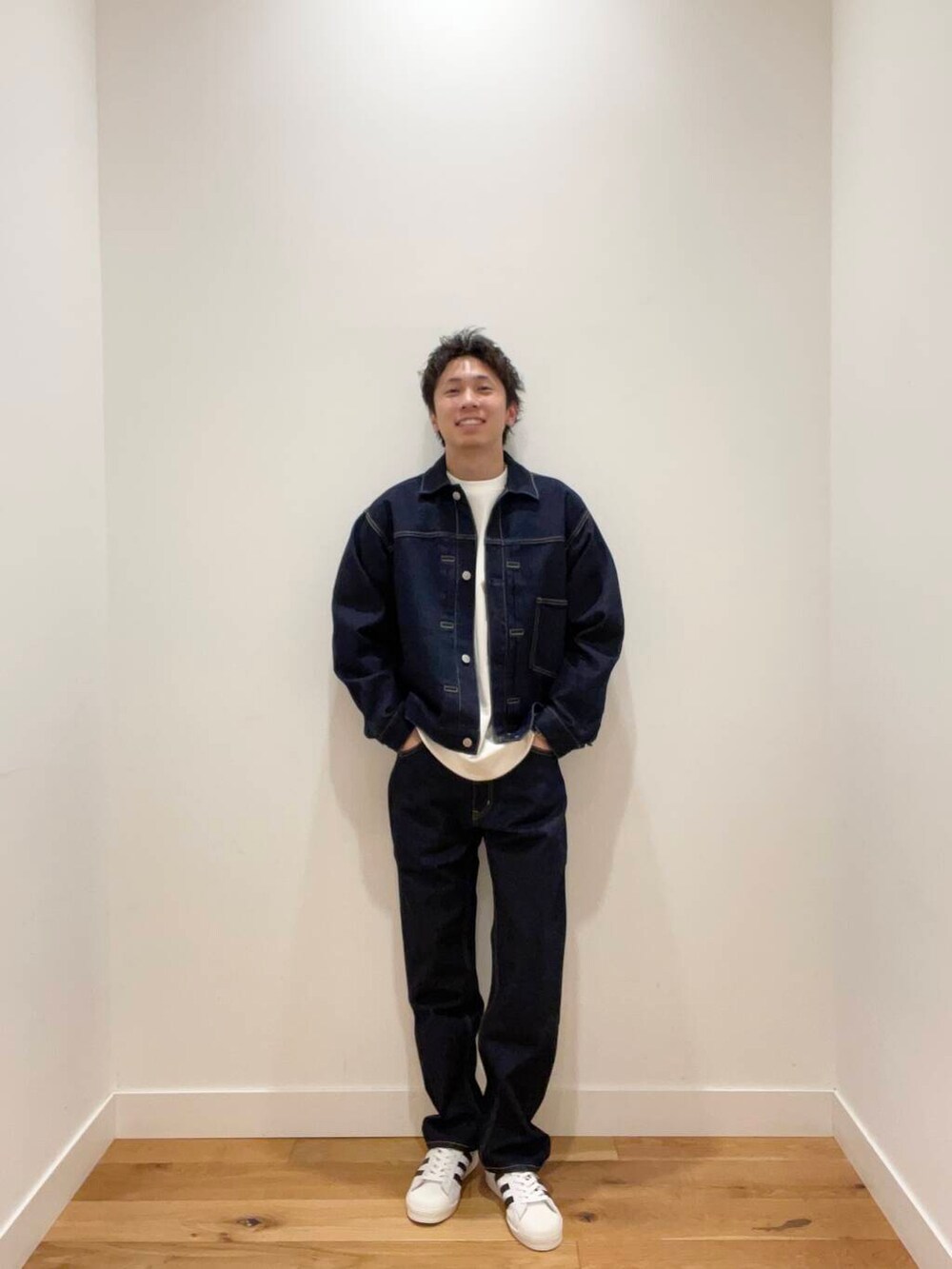 ホワイト系のスウェット、ブルー系のデニムパンツ、ブルー系のデニムジャケットを着用したメンズの冬コーディネートの3枚目の写真