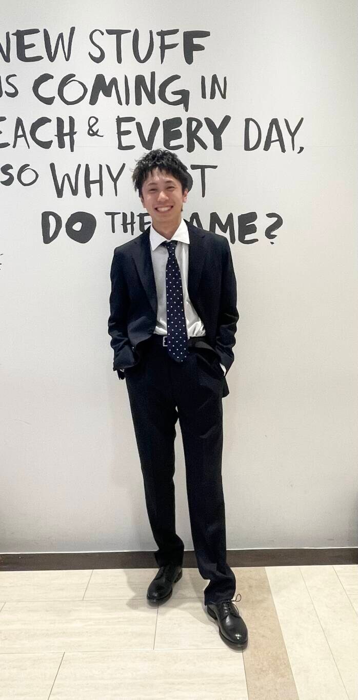 ブラック系のドレスシューズ、ホワイト系のシャツ/ブラウス、ブルー系のスーツパンツを着用したメンズの冬コーディネートの3枚目の写真