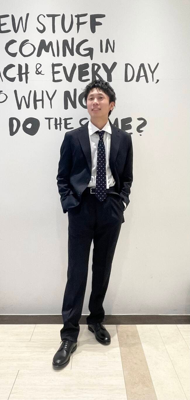 ブラック系のドレスシューズ、ホワイト系のシャツ/ブラウス、ブルー系のスーツパンツを着用したメンズの冬コーディネートの2枚目の写真