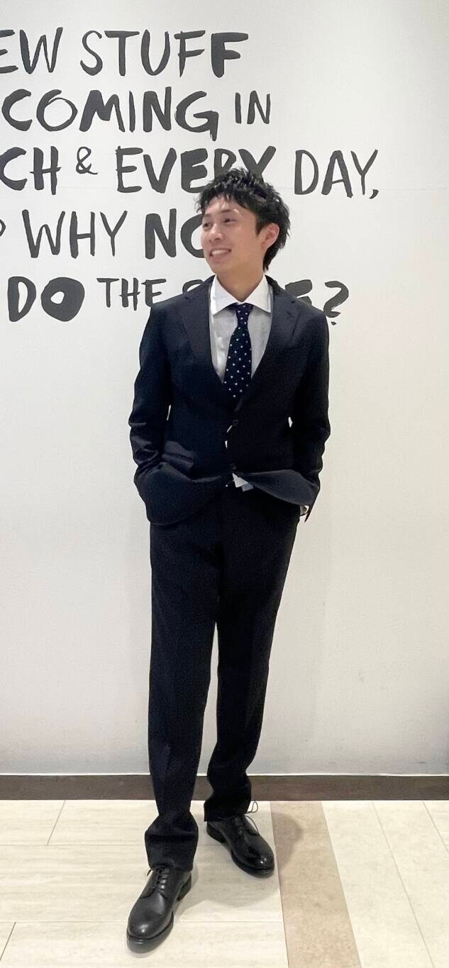 ブラック系のドレスシューズ、ホワイト系のシャツ/ブラウス、ブルー系のスーツパンツを着用したメンズの冬コーディネートの4枚目の写真