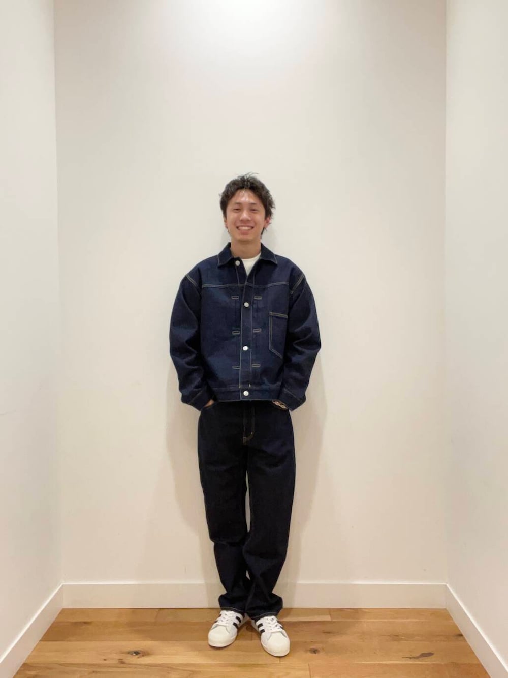 ホワイト系のスウェット、ブルー系のデニムパンツ、ブルー系のデニムジャケットを着用したメンズの冬コーディネートの4枚目の写真