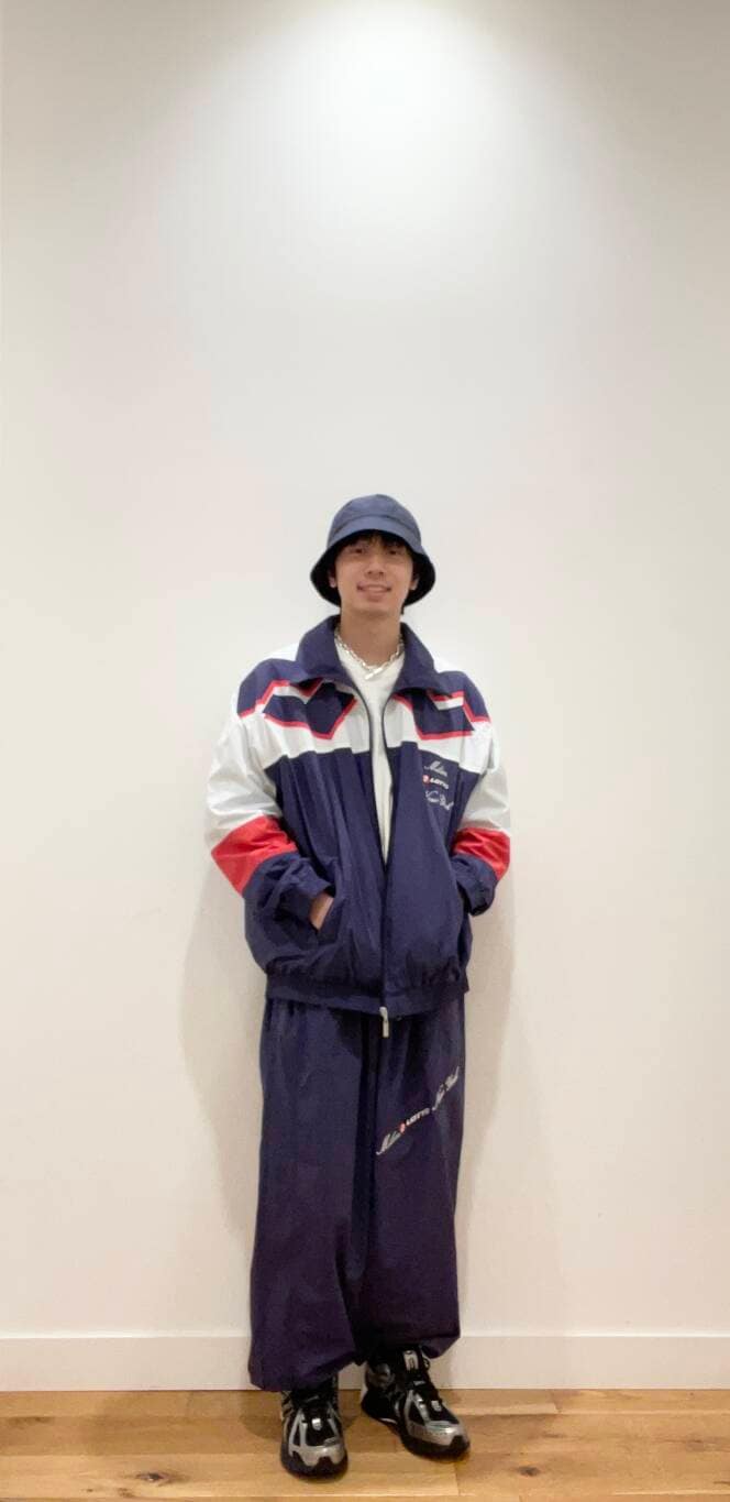 「夏、カジュアルセットアップ、20代、ドアーズ、高身長おススメアウター、私のイチ推しブランド」｜「YAKPAKの『撥水』『別注』YAKPAK×DOORS　SHOULDER BAG M（ショルダーバッグ、ブラック系）」を使った、多田　宗司さん（メンズ・172cm）の春コーディネートの2枚目の写真