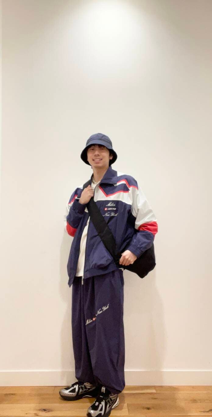 「夏、カジュアルセットアップ、20代、ドアーズ、高身長おススメアウター、私のイチ推しブランド」｜「YAKPAKの『撥水』『別注』YAKPAK×DOORS　SHOULDER BAG M（ショルダーバッグ、ブラック系）」を使った、多田　宗司さん（メンズ・172cm）の春コーディネートの4枚目の写真