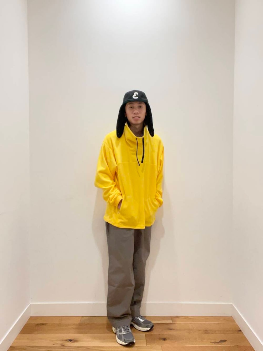 グレー系のその他パンツ、グレー系のスニーカー、イエロー系のTシャツ/カットソーを着用したメンズの冬コーディネートの2枚目の写真