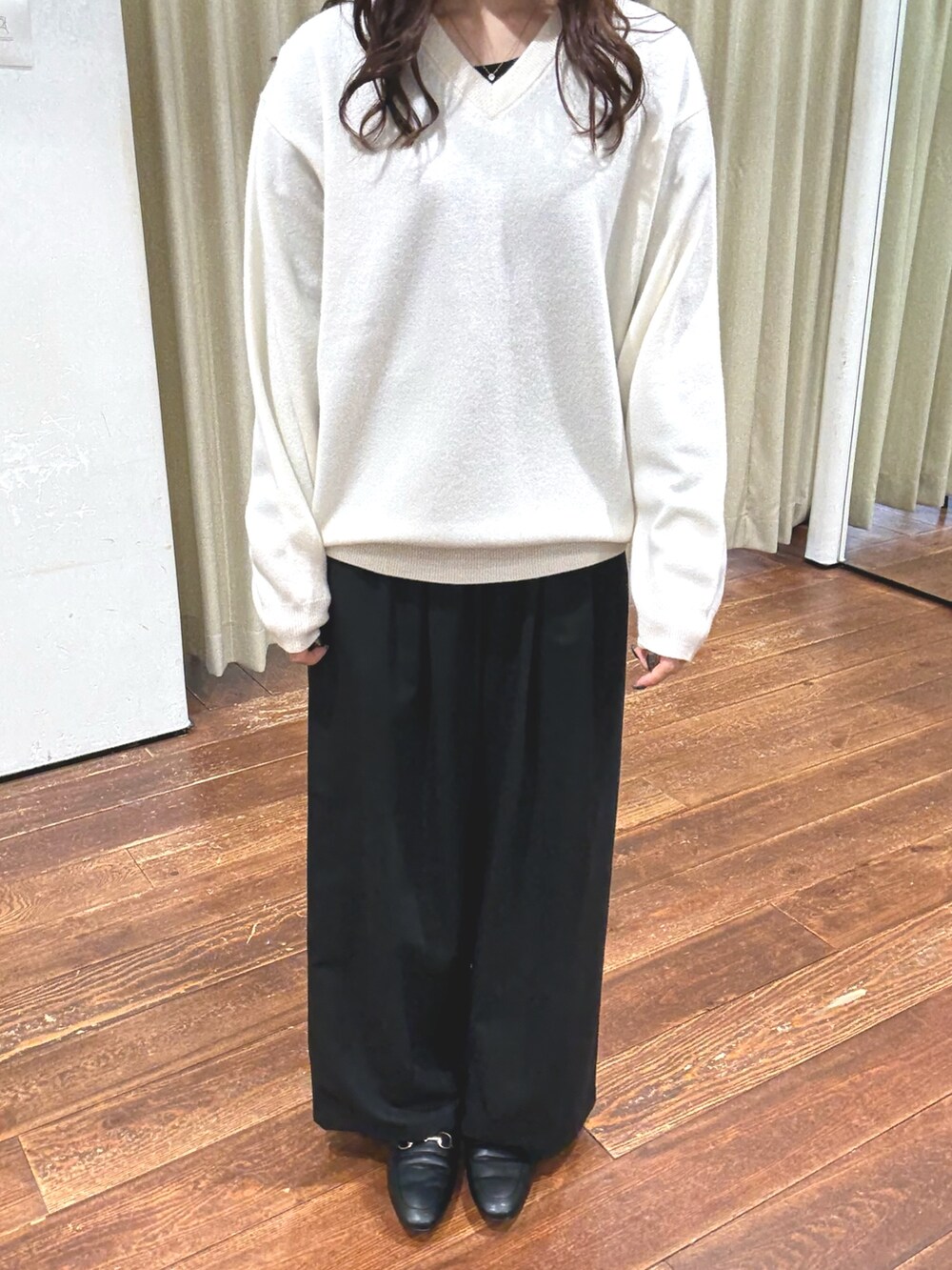 グレー系のその他アウター、ブラック系のその他パンツ、ブラック系のパンプスを着用したレディースの秋コーディネートの9枚目の写真