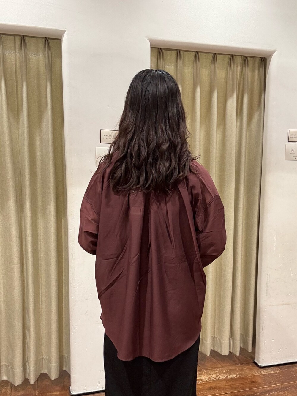 ブラック系のワンピース、ブラック系のタンクトップ、レッド系のシャツ/ブラウスを着用したレディースの夏コーディネートの5枚目の写真