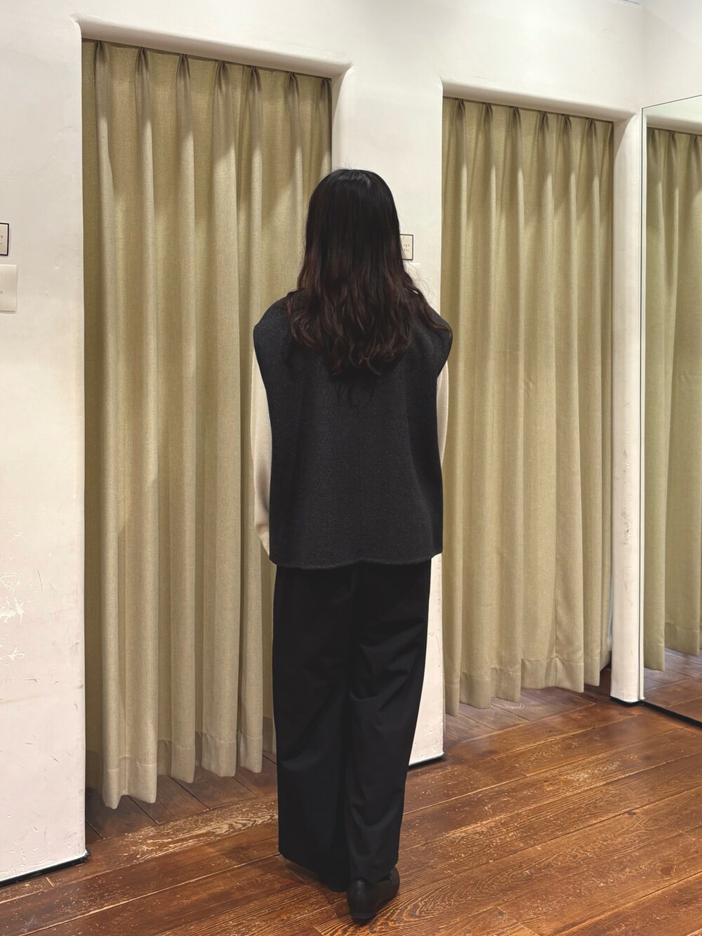 グレー系のその他アウター、ブラック系のその他パンツ、ブラック系のパンプスを着用したレディースの秋コーディネートの3枚目の写真