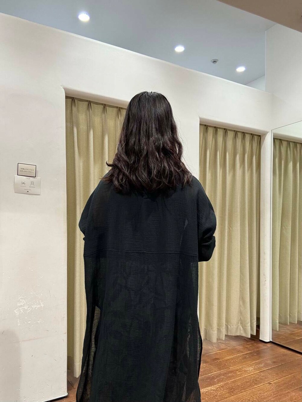 ブラック系のタンクトップ、ブラック系のサンダル、ベージュ系のその他パンツを着用したレディースの夏コーディネートの5枚目の写真