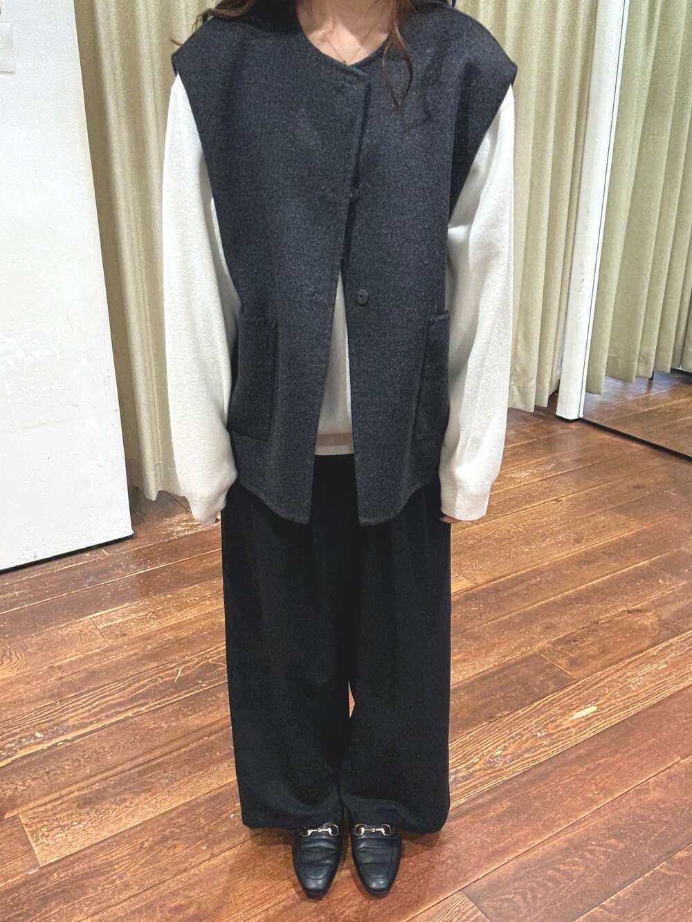 グレー系のその他アウター、ブラック系のその他パンツ、ブラック系のパンプスを着用したレディースの秋コーディネートの6枚目の写真