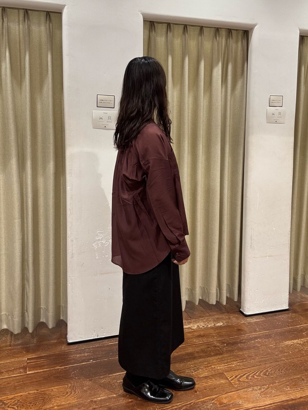 ブラック系のワンピース、ブラック系のタンクトップ、レッド系のシャツ/ブラウスを着用したレディースの夏コーディネートの2枚目の写真