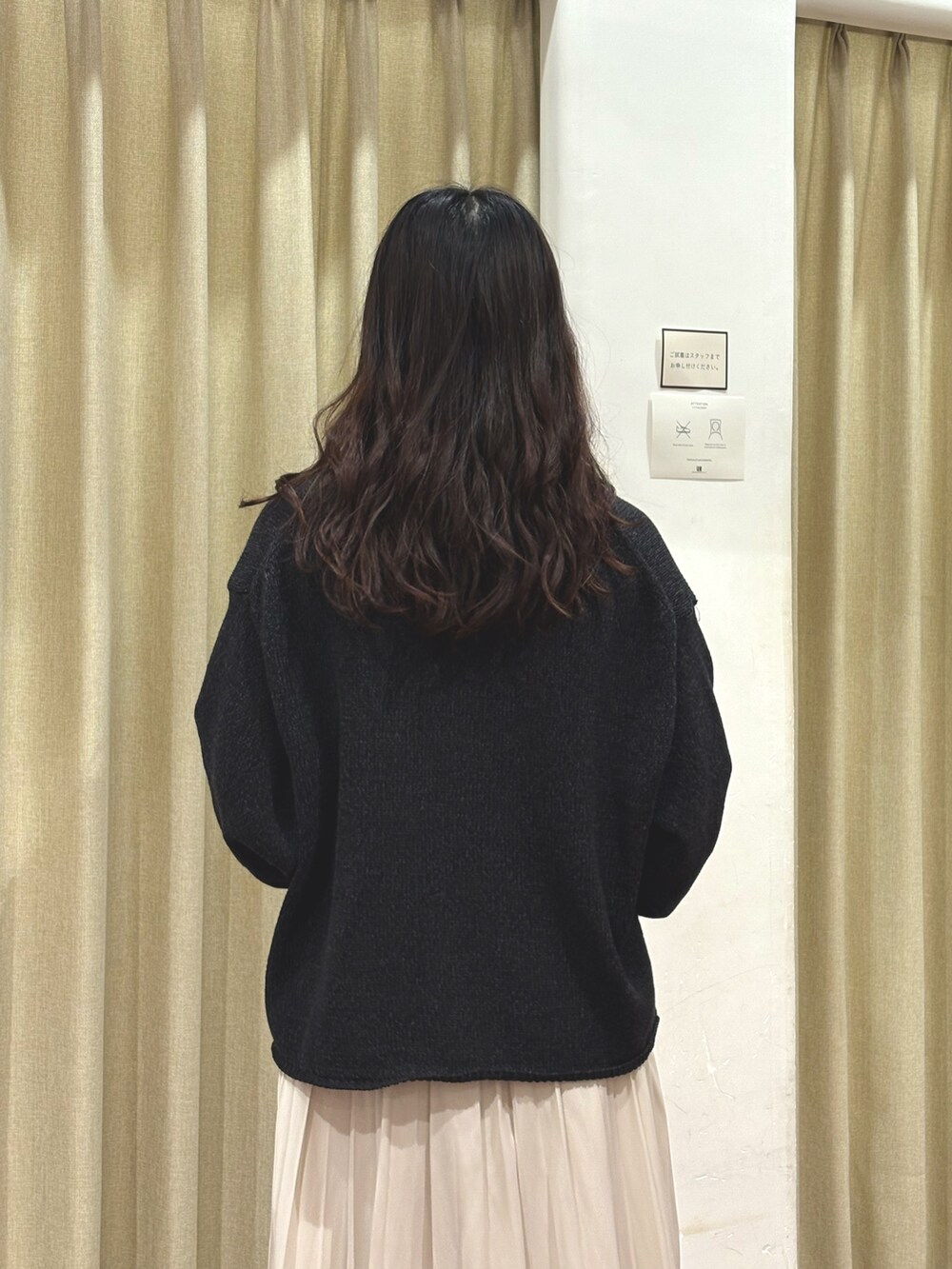 ホワイト系のスカート、ブラック系のサンダル、ブラック系のニット/セーターを着用したレディースの秋コーディネートの4枚目の写真