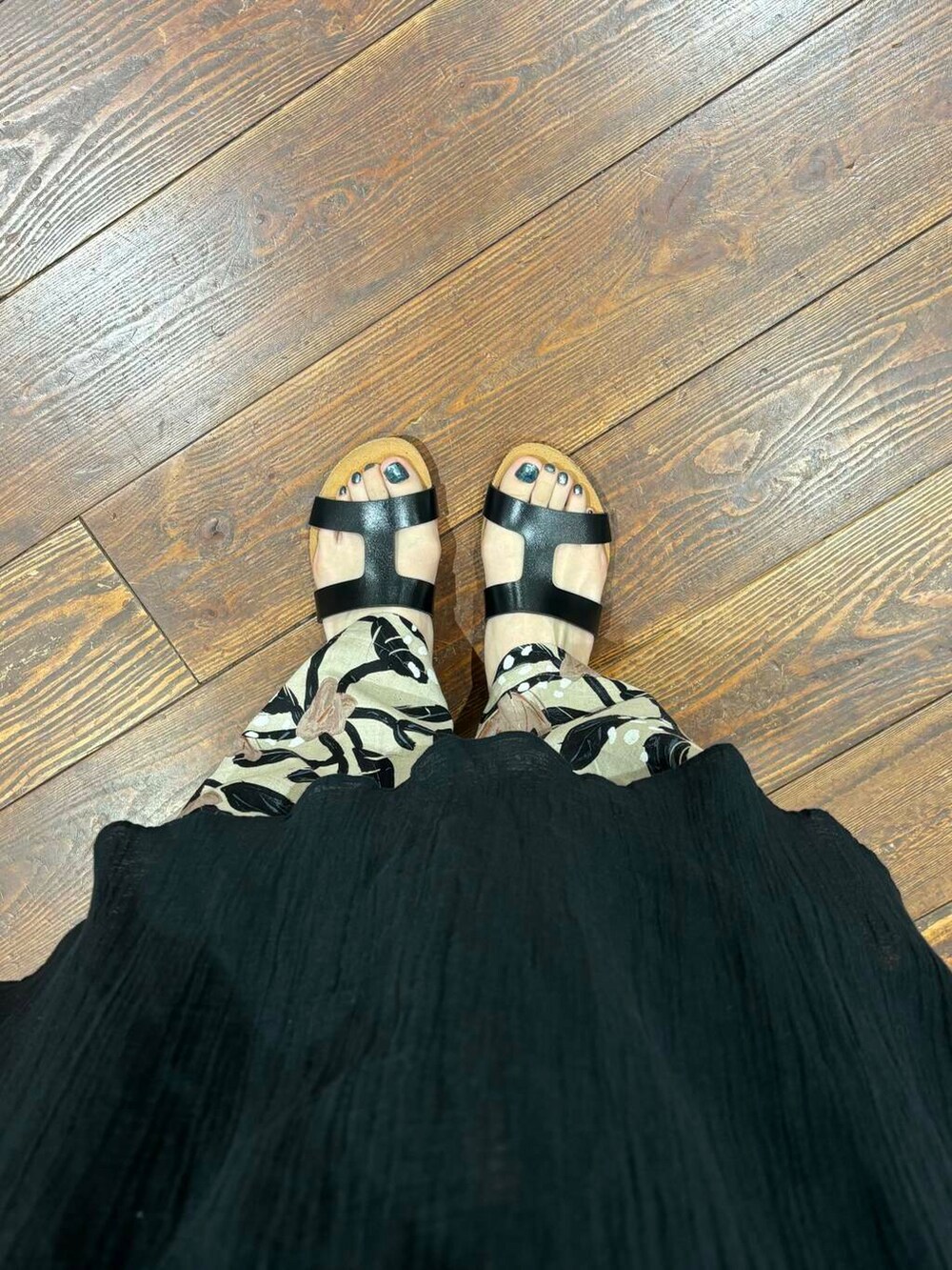 ブラック系のタンクトップ、ブラック系のサンダル、ベージュ系のその他パンツを着用したレディースの夏コーディネートの6枚目の写真