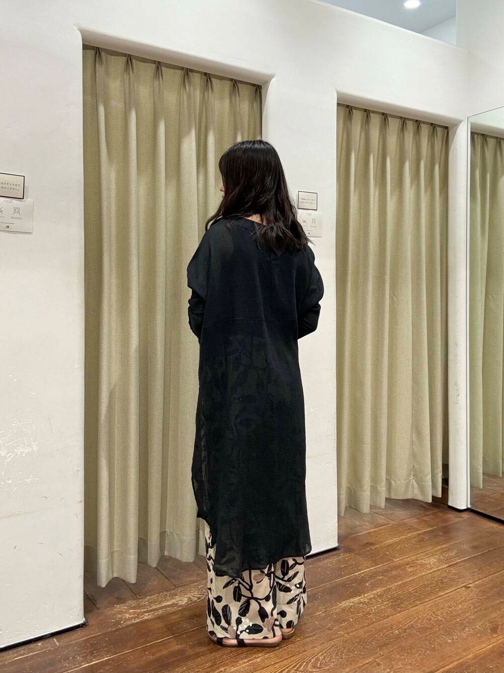 ブラック系のタンクトップ、ブラック系のサンダル、ベージュ系のその他パンツを着用したレディースの夏コーディネートの2枚目の写真