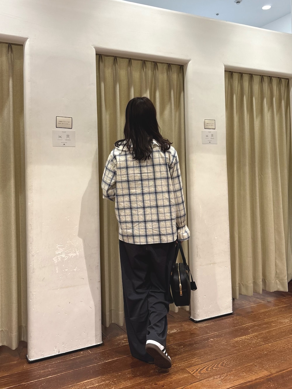 ブルー系のシャツ/ブラウス、グレー系のその他パンツ、ブラック系のボストンバッグを着用したレディースの春コーディネートの3枚目の写真