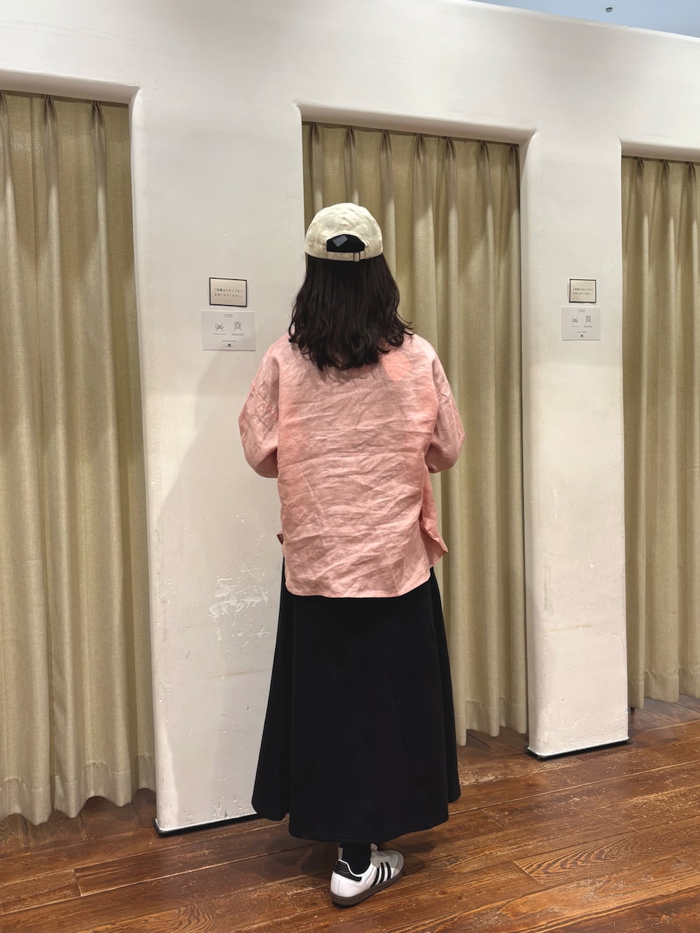 ピンク系のシャツ/ブラウス、ブラック系のスカート、ホワイト系のスニーカーを着用したレディースの春コーディネートの3枚目の写真