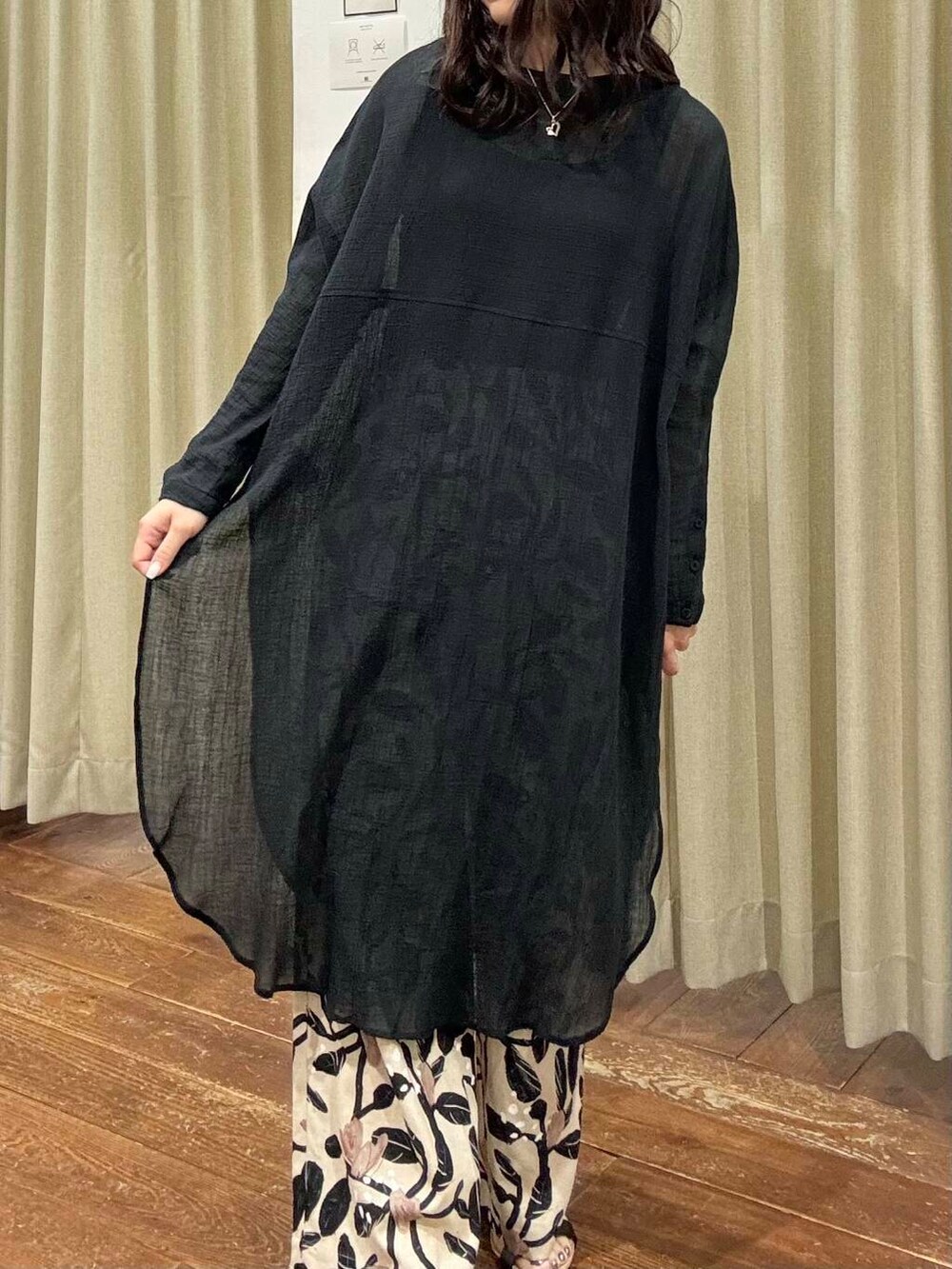 ブラック系のタンクトップ、ブラック系のサンダル、ベージュ系のその他パンツを着用したレディースの夏コーディネートの4枚目の写真