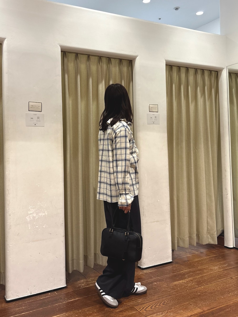 ブルー系のシャツ/ブラウス、グレー系のその他パンツ、ブラック系のボストンバッグを着用したレディースの春コーディネートの2枚目の写真