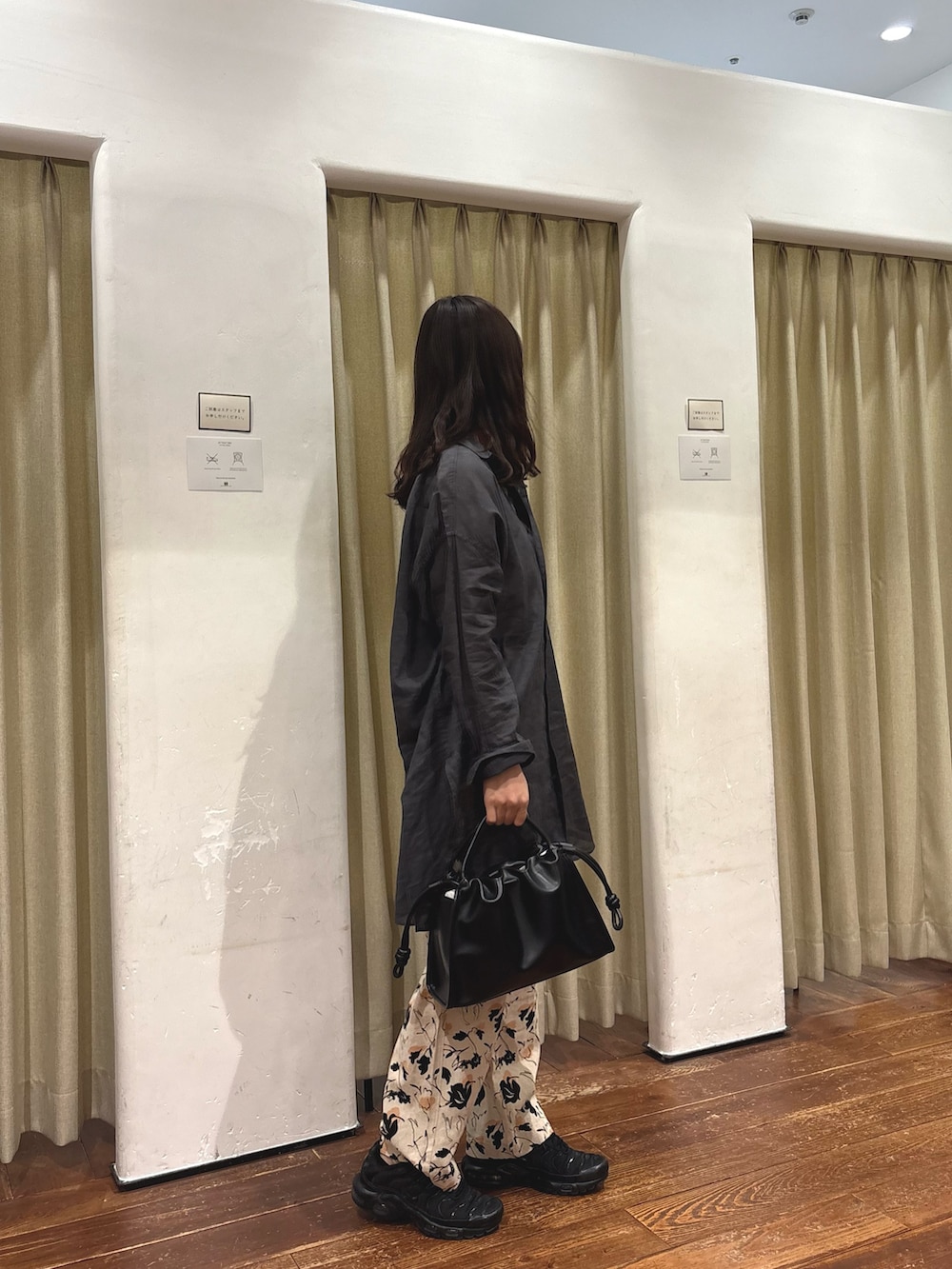 ブラック系のトートバッグ、グレー系のシャツ/ブラウス、ホワイト系のタンクトップを着用したレディースの春コーディネートの2枚目の写真