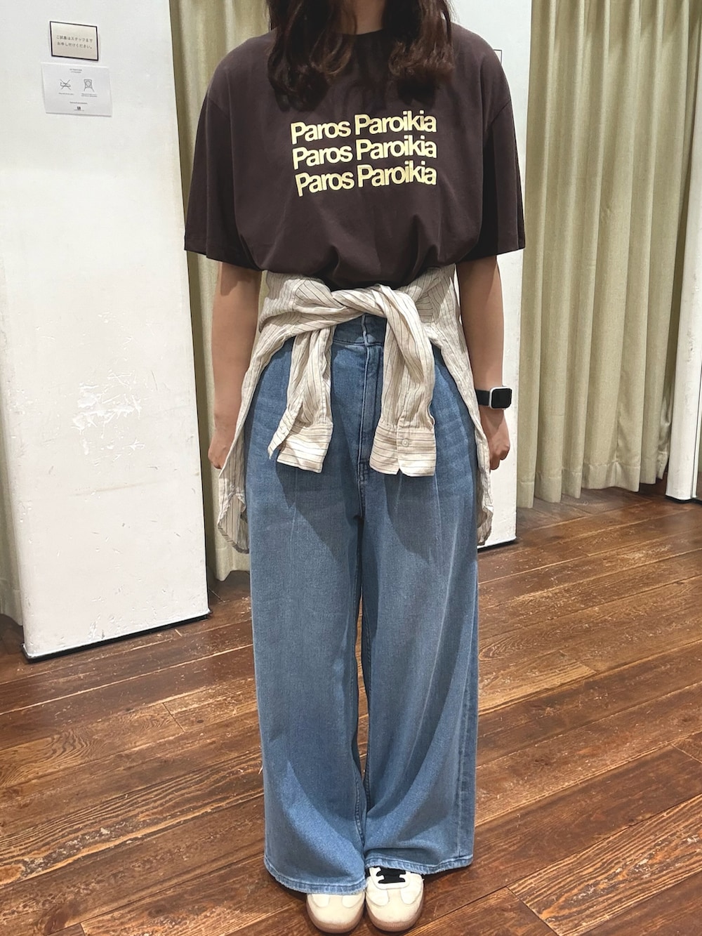ブラウン系のTシャツ/カットソー、ベージュ系のシャツ/ブラウス、ブルー系のデニムパンツを着用したレディースの夏コーディネートの4枚目の写真