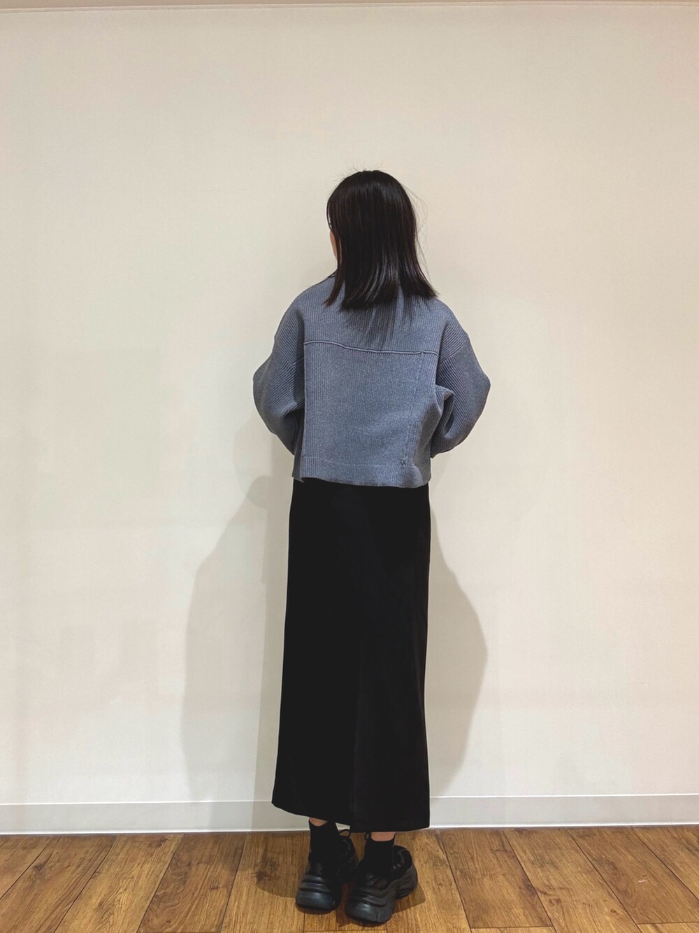 ブルー系のその他アウター、グレー系のスカートを着用したレディースの冬コーディネートの3枚目の写真