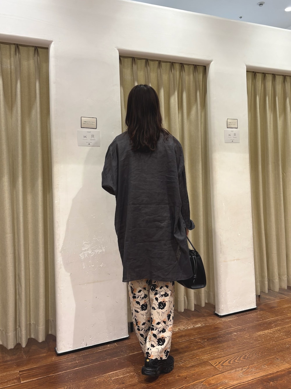 ブラック系のトートバッグ、グレー系のシャツ/ブラウス、ホワイト系のタンクトップを着用したレディースの春コーディネートの3枚目の写真