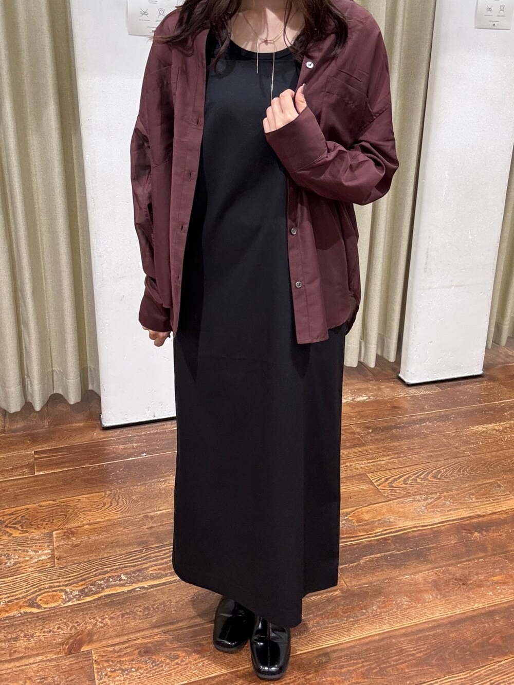 ブラック系のワンピース、ブラック系のタンクトップ、レッド系のシャツ/ブラウスを着用したレディースの夏コーディネートの4枚目の写真