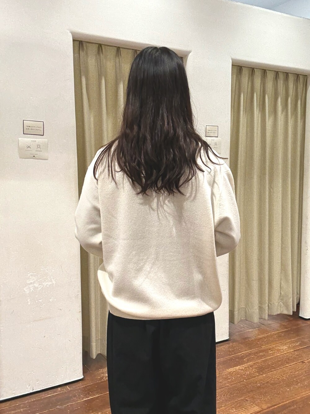 グレー系のその他アウター、ブラック系のその他パンツ、ブラック系のパンプスを着用したレディースの秋コーディネートの8枚目の写真