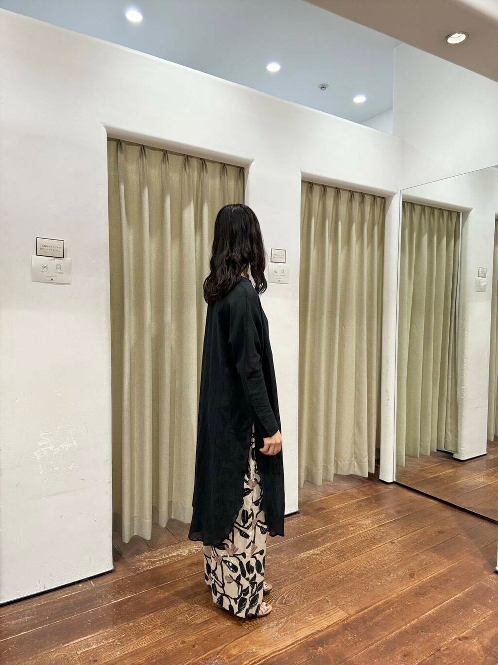 ブラック系のタンクトップ、ブラック系のサンダル、ベージュ系のその他パンツを着用したレディースの夏コーディネートの3枚目の写真