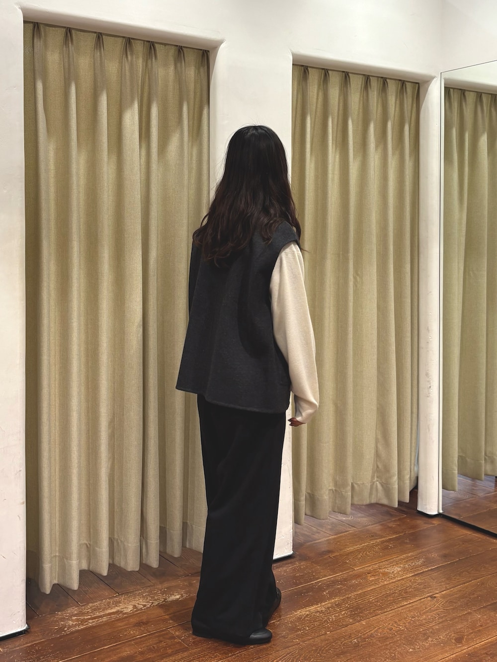 グレー系のその他アウター、ブラック系のその他パンツ、ブラック系のパンプスを着用したレディースの秋コーディネートの2枚目の写真